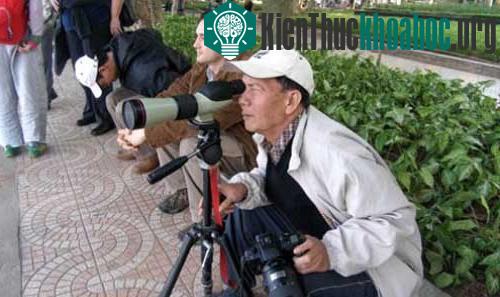 Ông Hà Đình Đức đang dùng ống nhòm để quan sát rùa (Ảnh internet)