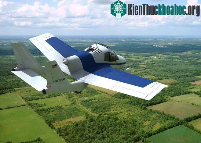 Xe hơi lai máy bay đang bay thử nghiệm.