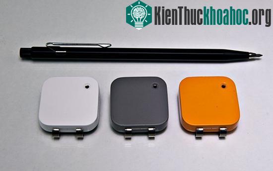 Camera Memoto rất nhỏ gọn nên có thể cài trên cổ áo khi dùng.