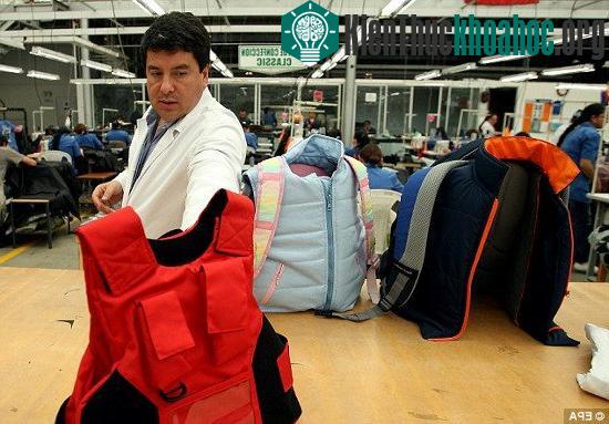 Doanh nhân Miguel Caballero và sản phẩm áo vest cùng ba lô chống đạn dành cho học sinh.