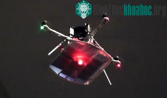 Nhờ công nghệ truyền điện bằng laser, chiếc máy bay mô hình này bay liên tục hơn 12 giờ chỉ bằng pin sạc có thời lượng 5 phút - (Ảnh: Reuters)