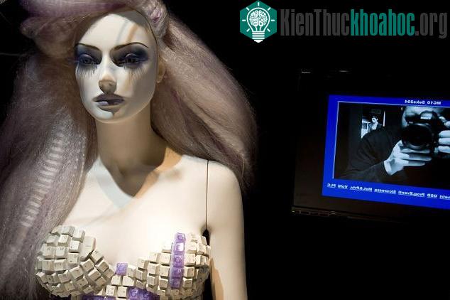 Mannequin mang tên Eyesee sở hữu một camera trong mắt để giúp chủ cửa hàng thu thập thông tin về khách. (Ảnh: Almax)