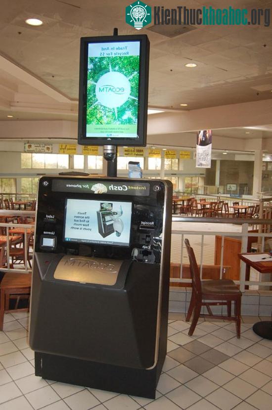 Máy EcoATM có màn hình cảm ứng và “cổng kim loại” để ước tính giá trị tiền mặt cho máy điện thoại di động và máy mp3 cũ.