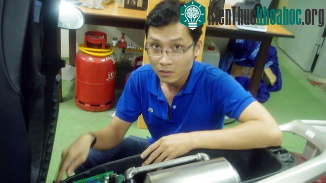 Hoài Phương giới thiệu về hệ thống điều khiển nhiên liệu gas trong xe gắn máy - (Ảnh: NGỌC TRƯỜNG)