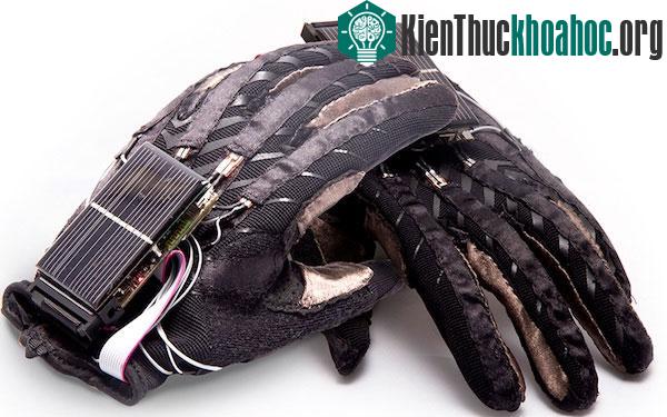 Găng tay chuyển đổi ngôn ngữ ký hiệu thành lời nói ảnh 0
