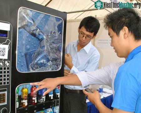 Mua hàng bằng điện thoại di động. (Ảnh: Thái Ngọc)