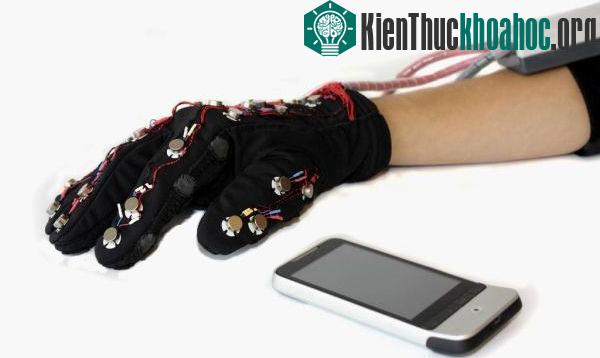 Găng tay giúp người mù điếc nhận và nhắn tin thông qua bộ cảm biến và bluetooth kết nối với điện thoại