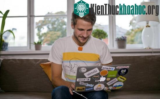 Camera Memoto rất nhỏ gọn nên có thể cài trên cổ áo khi dùng. (Ảnh: Daily Mail)