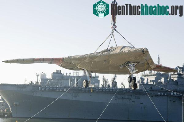 Nhân viên kỹ thuật đưa máy bay X-47B lên boong tàu sân bay USS Harry S. Truman hôm 26/11.