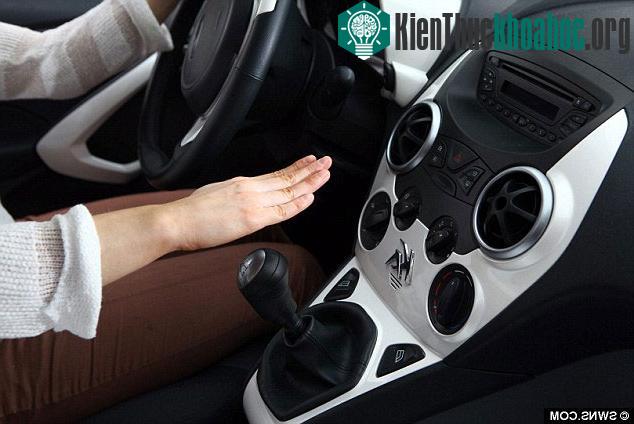 Gật đầu, nháy mắt để điều khiển xe hơi ảnh 1