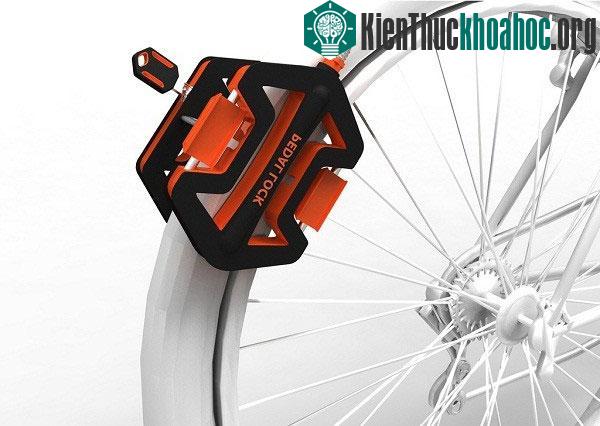 Khóa xe đạp tích hợp với pedal