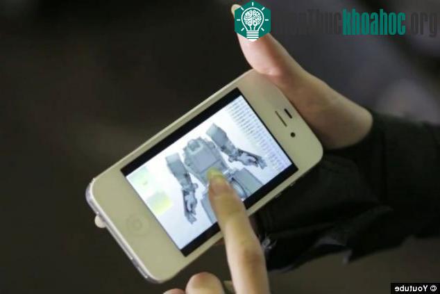 Bạn có thể đứng bên ngoài điều khiển Kuratas qua điện thoại kết nối 3G.
