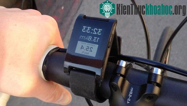 Pebble có khả năng kết nối Bluetooth giúp người dùng dễ dàng thực hiện kết nối không dây.