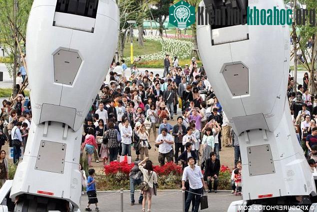 Người dân Tokyo tập trung trước tòa nhà DiverCity Tokyo để chiêm ngưỡng vẻ đẹp của Gundam