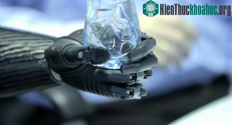 Bàn tay robot Bebionic3 - Tương lai của Cyborg không còn xa