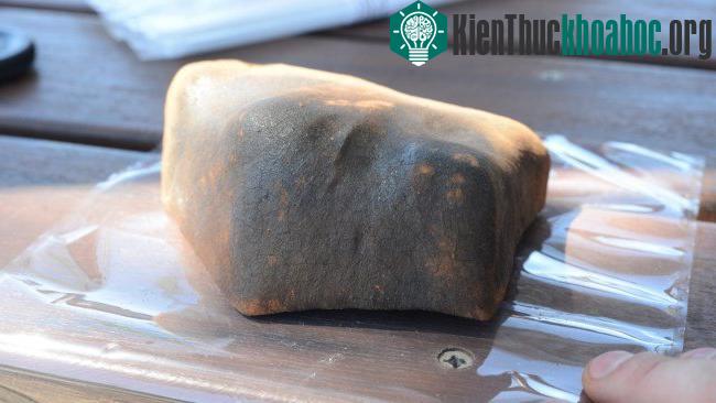 Mảnh vỡ thiên thạch hình viên gạch, nặng 1,15kg được tìm thấy ở Australia. (Ảnh: AAP/Curtin University).