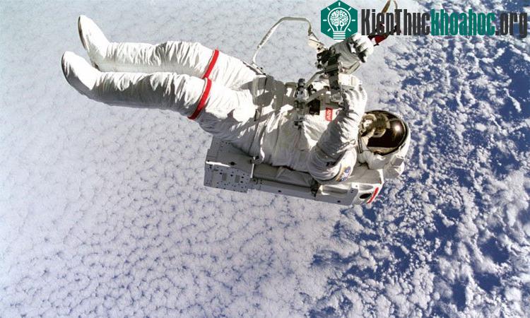Xác phi hành gia có thể đưa vi khuẩn tới hành tinh khác và ươm mầm sự sống. (Ảnh minh họa: Alamy).