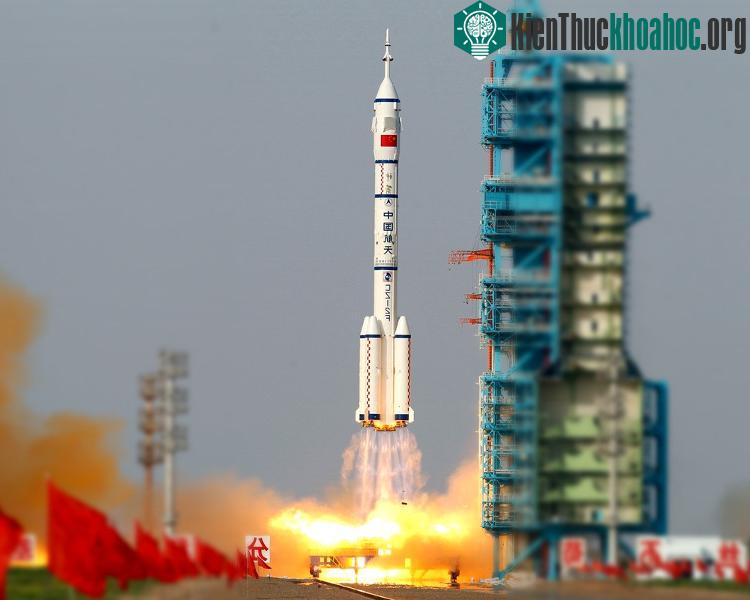 Tàu Thần Châu 11 khởi hành từ bãi phóng Tửu Tuyền trên sa mạc Gobi. (Ảnh: Tech in Asia).