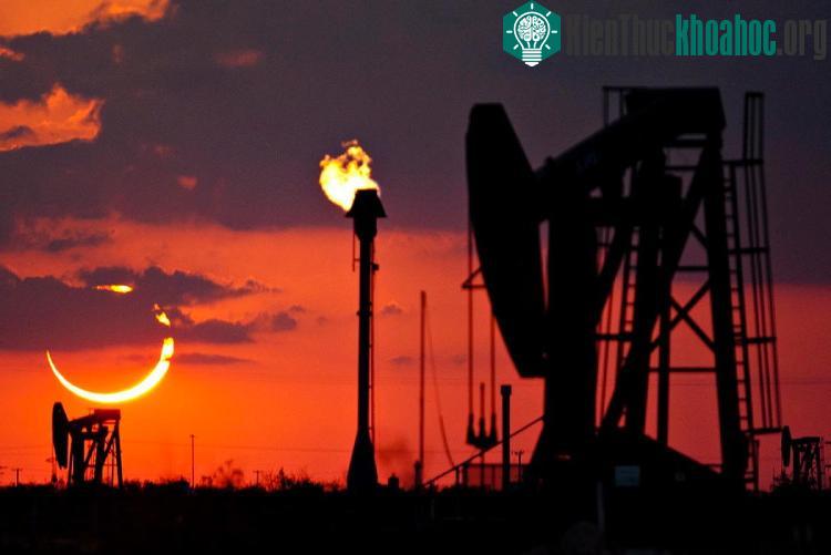 Vòng lửa hình khuyên rực sáng trên bầu trời Odessa, Texas.