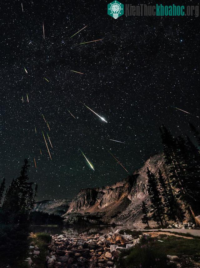 Mưa sao băng Perseids xảy ra tháng 8/2012. (Ảnh: DavidKinghamPhotography/Space).