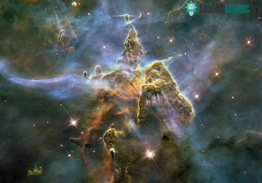 Núi Mystic là cái tên được đặt cho một cột bụi và khí có độ cao ba năm ánh sáng trong tinh vân Carina.