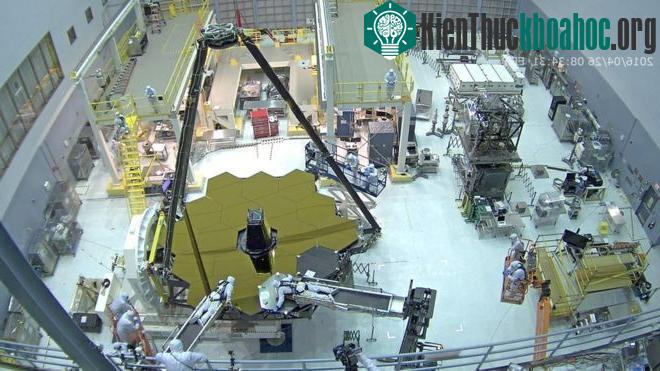 Mặt gương chính đặt trong phòng vô trùng của Trung tâm Bay Vũ trụ Goddard. (Ảnh: NASA).