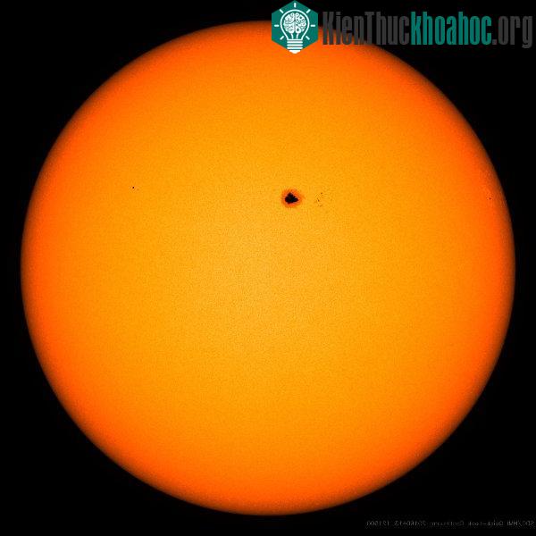 Vệt đen hình trái tim AR 2529 trên bề mặt Mặt Trời. (Ảnh: NASA).