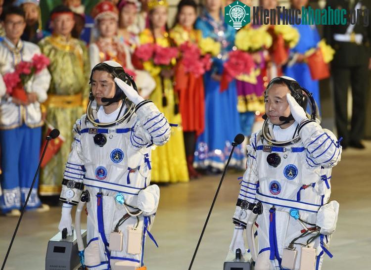 Hai nhà phi hành gia Trung Quốc bay trên tàu Thần Châu 11. (Ảnh: Reuters).