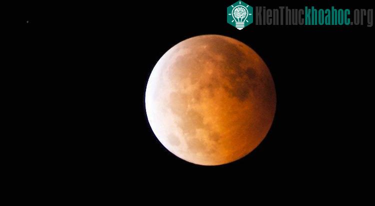 Với vị trí gần đường chân trời, Mặt trăng thợ săn sẽ có xu hướng tạo nên những ảo ảnh lớn hơn so với trăng bình thường.