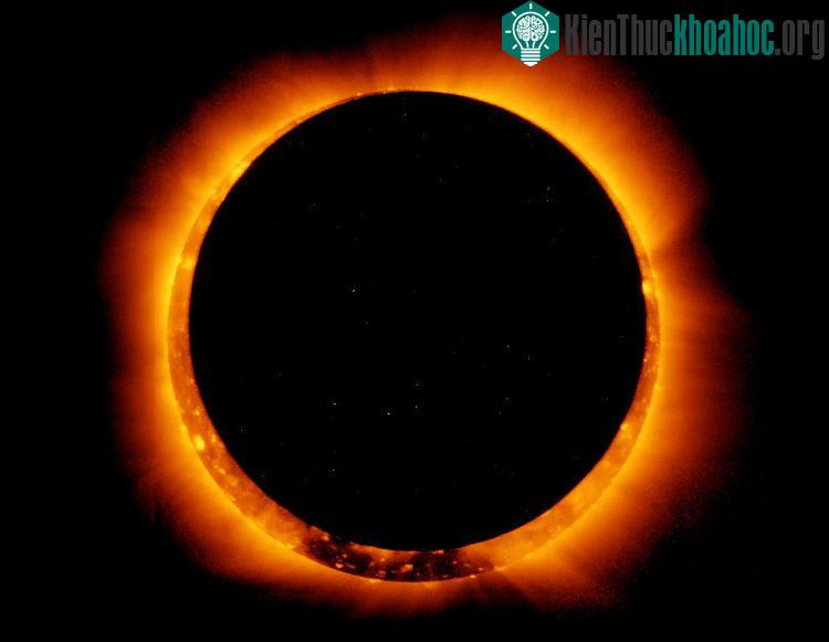 Mặt trăng không thể che hết Mặt trời mà để lại một phần rìa sáng có dạng như một chiếc nhẫn.