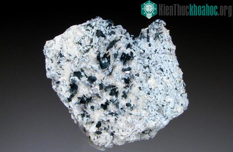 Cận cảnh khoáng vật tridymite. (Ảnh: Dakota Matrix Minerals).