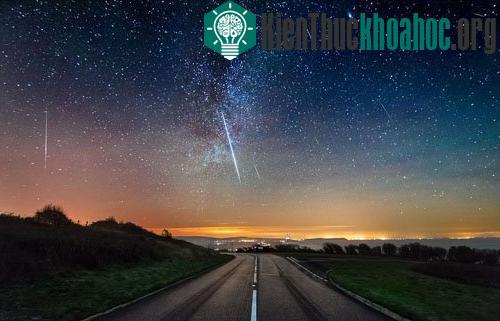 Một trận mưa sao băng Geminids được quan sát từ đảo Wight, bờ tây eo biển Manche của Anh vào năm 2014. (Ảnh: BNPS).