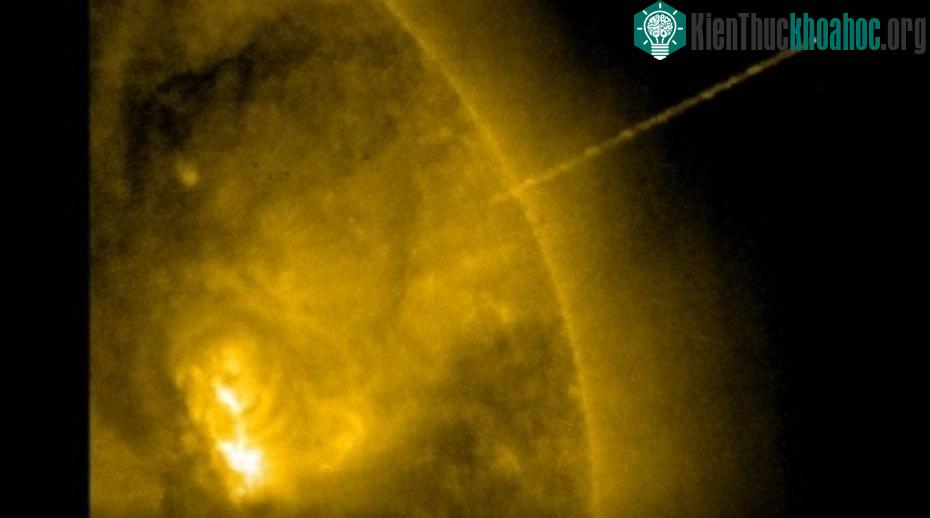 Đặc biệt hơn, có một "sợi dây" màu vàng nối giữa UFO này với bề mặt mặt trời.