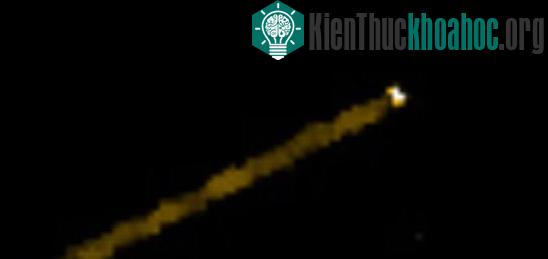Một số nhà UFO học cho rằng, đây có thể là một thiết bị bay của người ngoài hành tinh đang nạp năng lượng từ mặt trời.