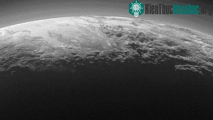 Tàu vũ trụ New Horizons (NASA) di chuyển quãng đường 4,8 tỷ km để tới sao Diêm Vương vào tháng 7/2015.