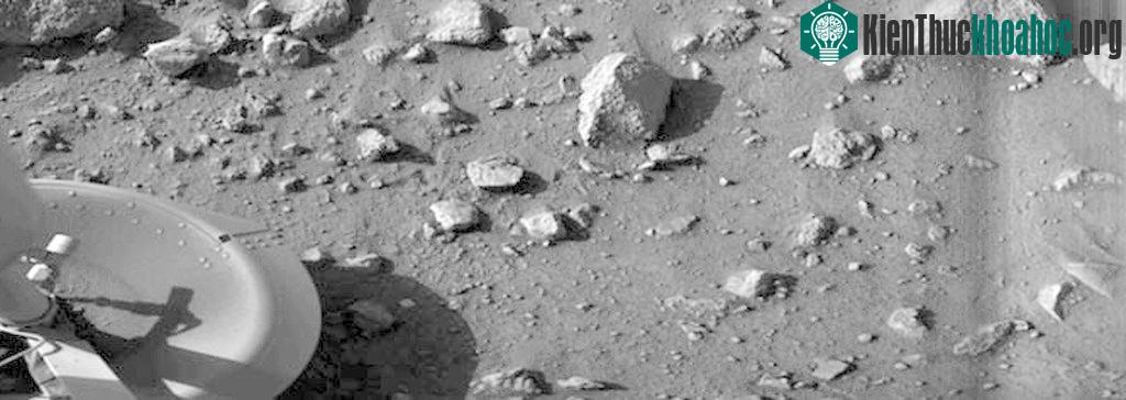 Tàu Viking 1 của NASA đổ bộ lên sao Hỏa vào năm 1975. Đây là vật thể đầu tiên hạ cánh thành công xuống bề mặt sao Hỏa. Đây là hình ảnh đầu tiên mà tàu Viking 1 ghi lại được.