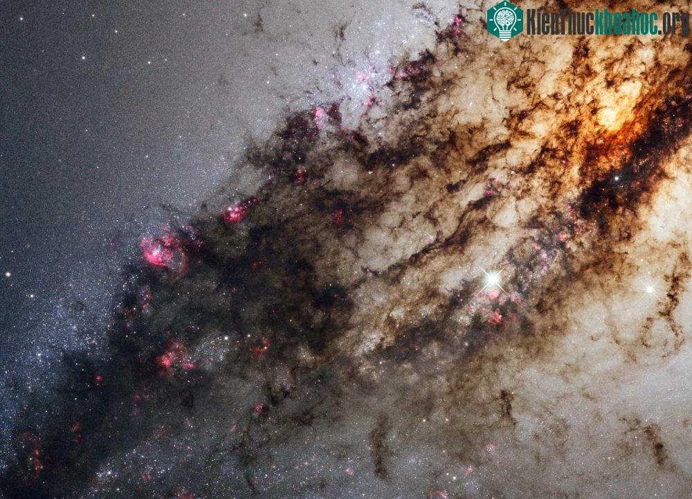 Centaurus A là một thiên hà dạng thấu kính trong chòm sao Centaurus, cách Trái Đất khoảng 11 triệu năm ánh sáng. Thiên hà này cũng là một đối tượng lý tưởng của các nhà thiên văn nghiệp dư, khi nó ...