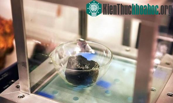 Mẩu thiên thạch được bảo quản trong môi trường nitơ nguyên chất. (Ảnh: NHM London).