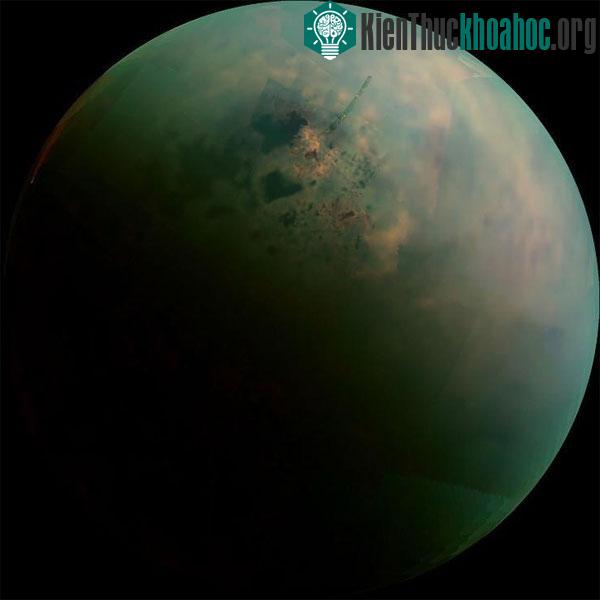 Titan là mặt trăng duy nhất trong hệ mặt trời có khí quyển đặc - (Ảnh: NASA)