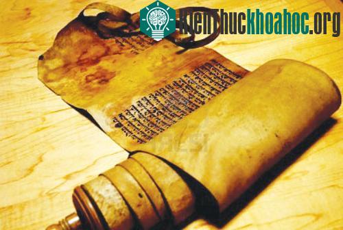 Cuộn giấy cói ghi lại kinh Hebrew của người Do Thái - (Ảnh: mjaa.org.au)