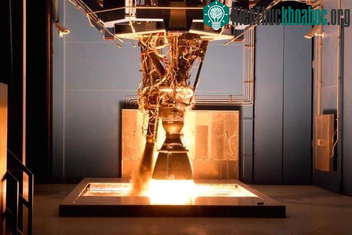 SpaceX là một trong số rất ít công ty tư nhân nghiên cứu và chế tạo tên lửa.
