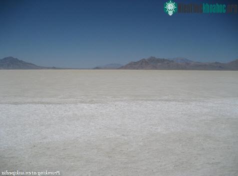 Đồng muối Bonneville Salt Flats tại Utah, Mỹ, nơi có những trầm tích muối tương tự như trên sao Hỏa