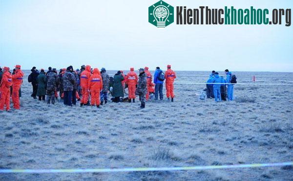 Các nhà khoa học tập trung tại nơi "Xiaofei" hạ cánh - (Ảnh: Xinhua)