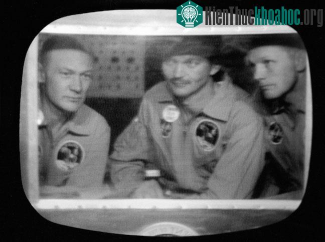 Bên trong buồng cách ly Mobile Quanrantine Facility (MQF) là Neil Amstrong, Michaeal Collins và&nbsp;Edwin Buzz Aldrin của tàu Apollo 11 đã đáp xuống Thái Bình Dương, cách phía Tây đảo Hawaii 812 h...