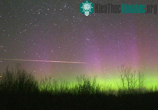 Những vệt sáng cắt ngang trời là đặc trưng của mưa sao băng Geminids