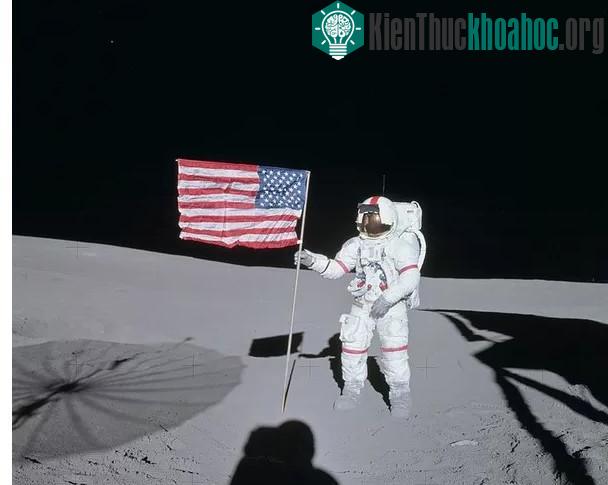 Lá cờ của Apollo 14 vào 2/1971.