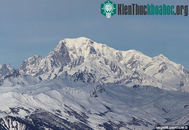 Ngọn núi này được cho rằng cao đến 5km, tương đương với ngọn núi Mont Blanc ở Pháp và Ý, ngọn núi cao nhất của dãy Apls.
