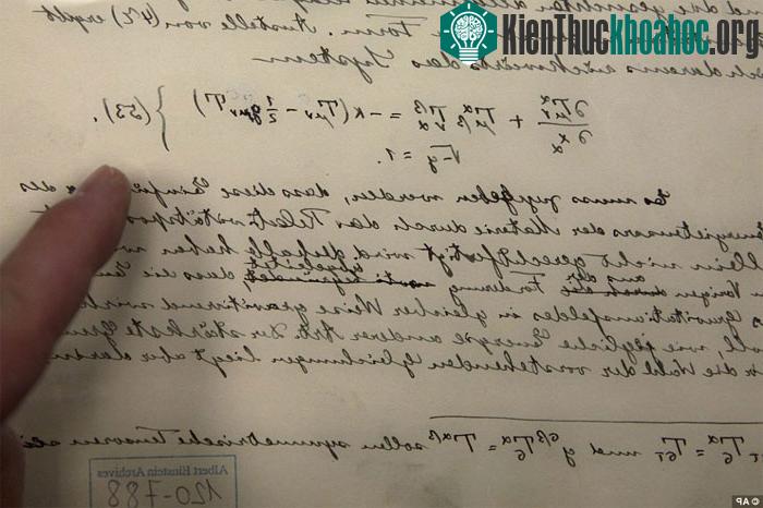 Trong hình là những tài liệu lịch sử ban đầu liên quan đến dự đoán về sự tồn tại của sóng hấp dẫn của Einstein.