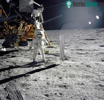 Phi hành gia&nbsp;Buzz Aldrin đi trên bề mặt Mặt Trăng ở gần chân Lunar Module Eagle ngày 20/7/1969. Phi hành gia Neil Amstrong và Buzz Aldrin khám phá khu vực Sea of Tranquility của Mặt Trăng -&nb...