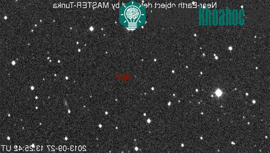 Tiểu hành tinh (chỗ mũi tên) kích cỡ 15 mét vừa bay rất gần Trái đất - (Ảnh:&nbsp;